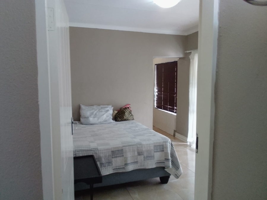 To Let 4 Bedroom Property for Rent in Safari Gardens North West